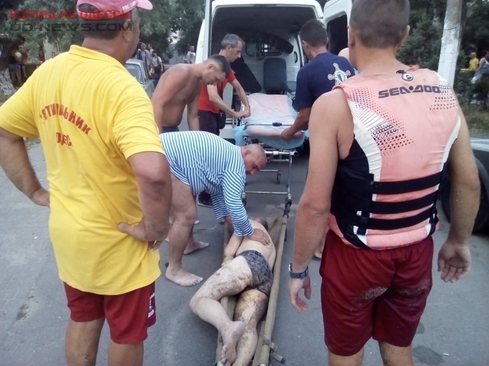 В Одессе на пляже мужчине срочно оказали первую помощь: он в реанимации