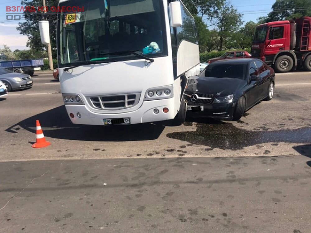 В Одессе туристический автобус попал в аварию