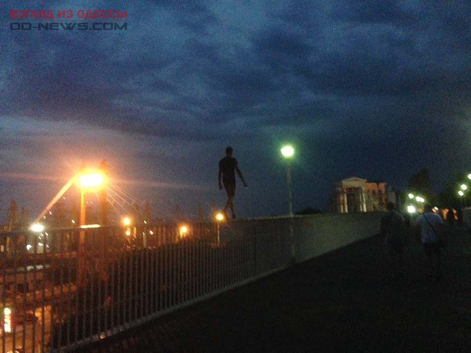 В Одессе любитель экстрима гулял по тонким перилам популярного моста