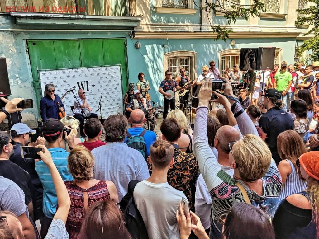 В Одессе бесплатно выступила легенда рока
