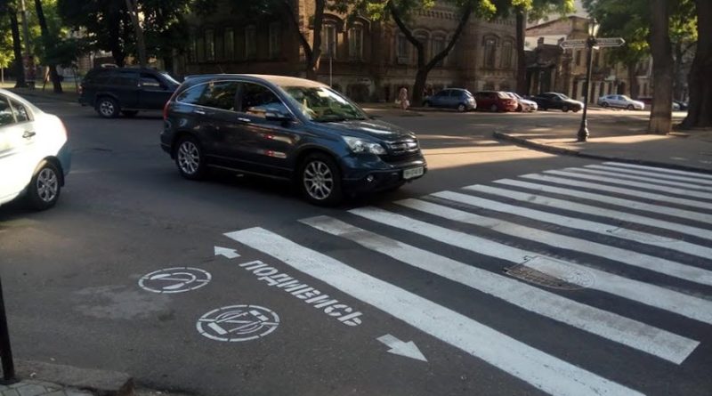 В Одессе для пешеходов нанесли новые предупреждения на дорогах