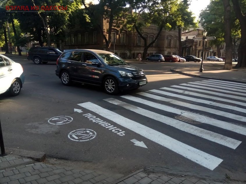 В Одессе для пешеходов нанесли новые предупреждения на дорогах