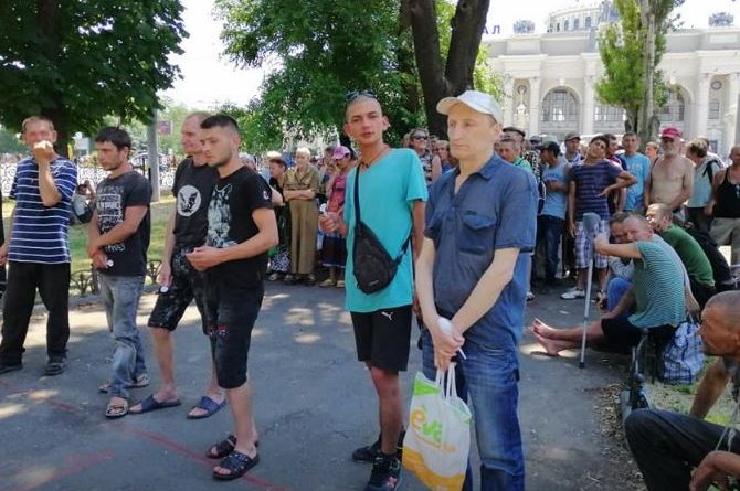 В Одессе кормили нуждающихся и давали им медикаменты