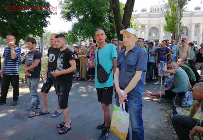 В Одессе кормили нуждающихся и давали им медикаменты