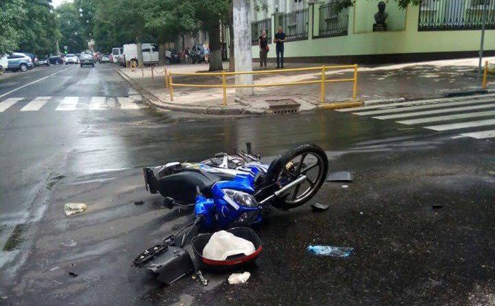 В центре Одессы произошло разрушительное ДТП с участием мотоциклиста