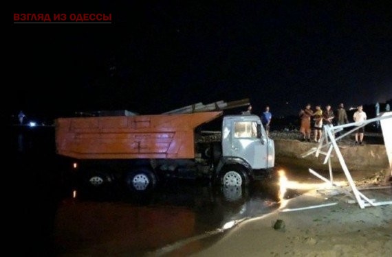 В Одессе КАМАЗ оказался в воде в районе одного из пляжей