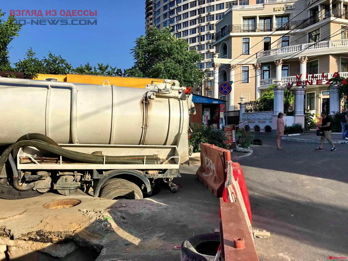 В Одессе в курортной зоне грузовик провалился под асфальт