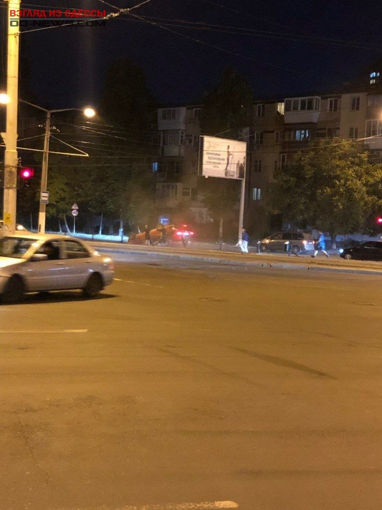 Пьяный водитель в Одессе снес ограду и чуть не убил пешеходов
