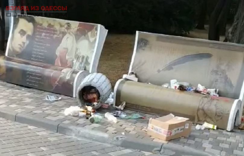 В центре Одессы люди умышленно бросают мусор