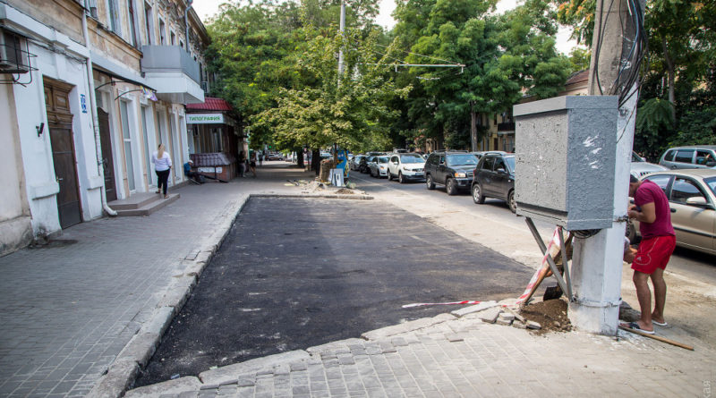 В Одессе новая парковочная зона заняла часть тротуара