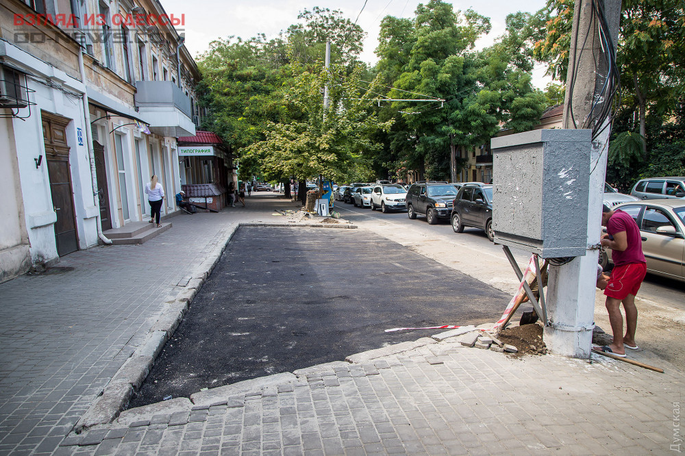 В Одессе новая парковочная зона заняла часть тротуара