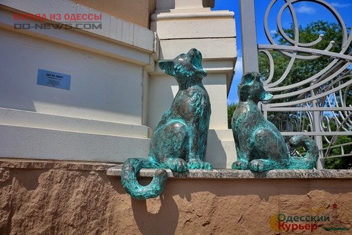 В Одессе появилась скульптура поющего трио котов
