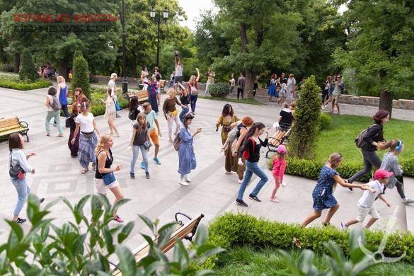 В Одессе состоялась танцевальная прогулка, где все двигались в едином ритме