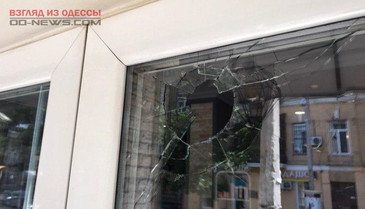 В центре Одессы неизвестный выстрелил в салон красоты