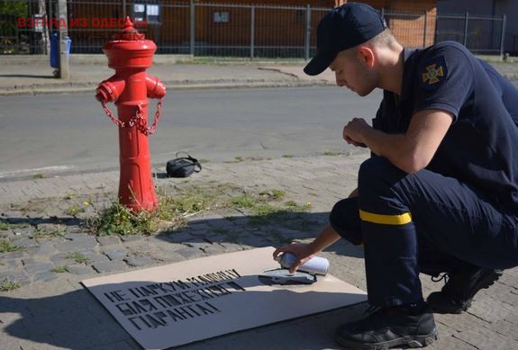 В Одессе спасатели убедительно просят не парковаться на гидрантах