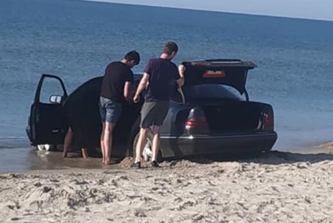 В Одесской области на пляже застряла очередная машина