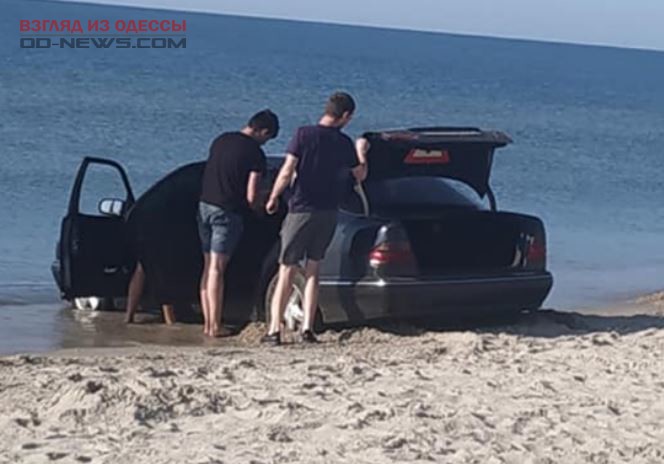 В Одесской области на пляже застряла очередная машина
