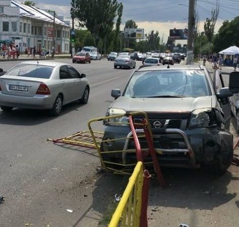 В Одессе произошло ДТП: авто снесло ограждение