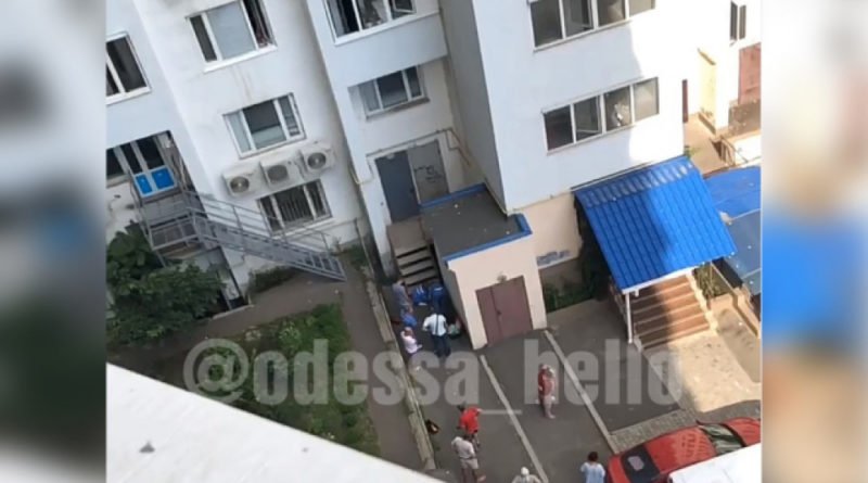 Не уберегли: в Одессе ребенок полутора лет выпал из окна