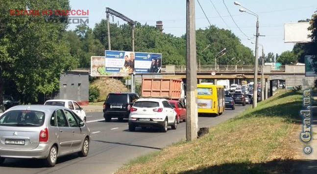 В Одессе фура не проехала под мостом