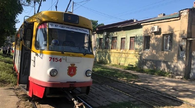 В Одессе женщина попала под трамвай: пострадавшая в больнице