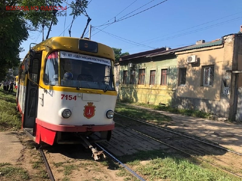 В Одессе женщина попала под трамвай: пострадавшая в больнице