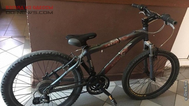 В Одессе вооруженный грабитель отобрал велосипед у подростка