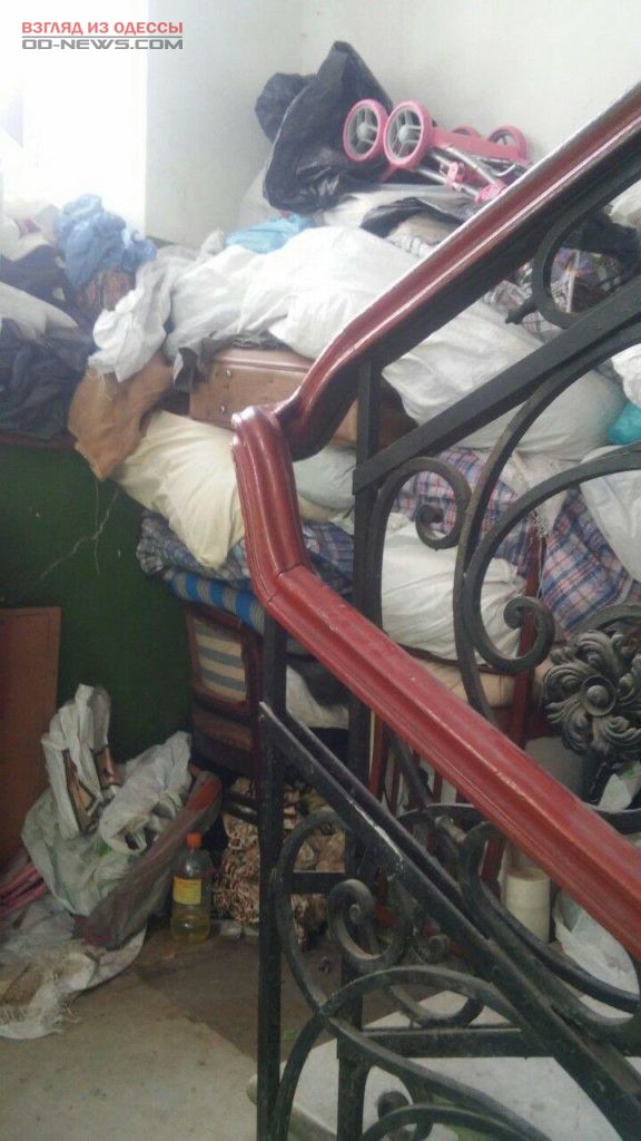 В Одессе горожане просят избавить их от действий соседа-мусорщика