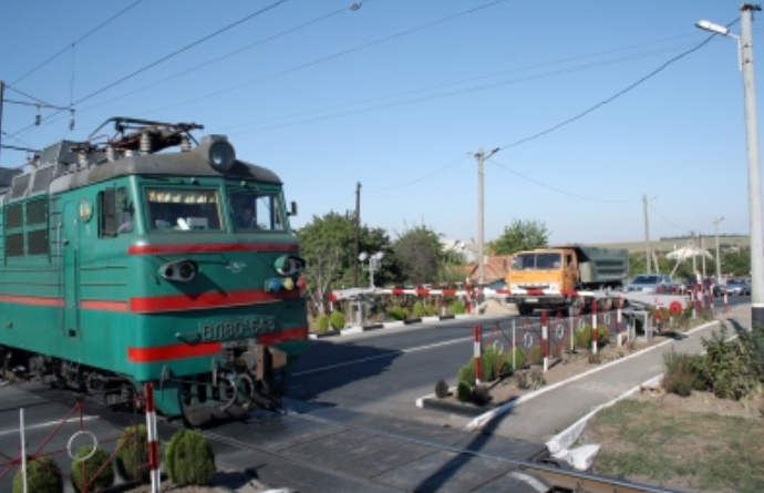 Водители из-за невнимательности попадают в аварии на переездах "Одесской железной дороги"