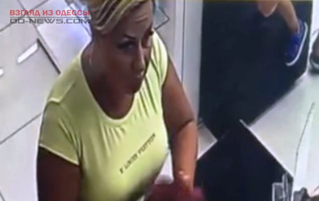 В Одессе на камеру видеонаблюдения попало лицо мошенницы (видео)