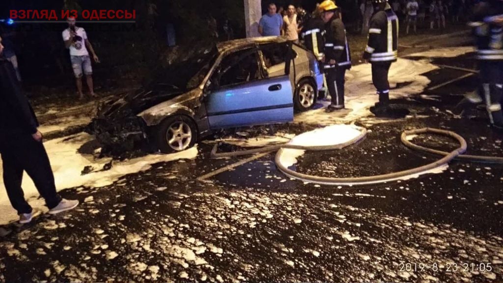 В Одессе прямо на дороге загорелся автомобиль