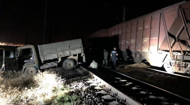 Под Одессой на железной дороге замечены воры, увозившие нажитое грузовиком