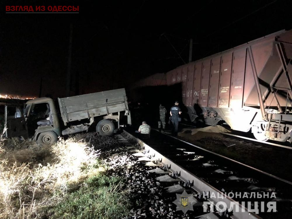 Под Одессой на железной дороге замечены воры, увозившие нажитое грузовиком