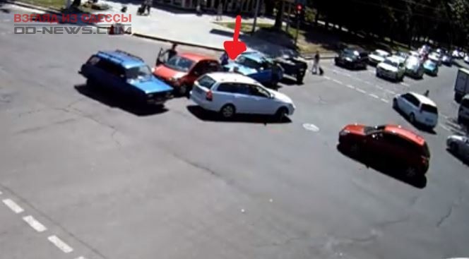 В Одессе вежливый водитель пострадал от невнимательности другого водителя