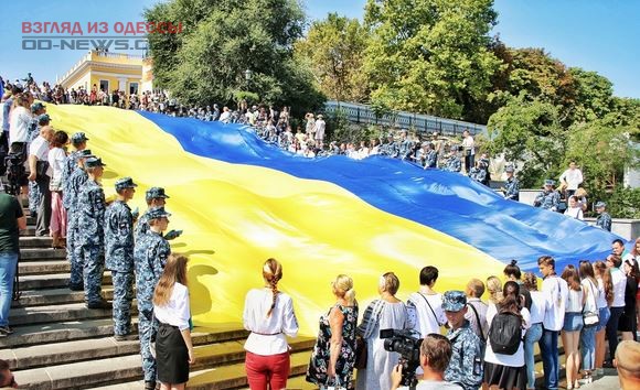 В центре Одессы развернули символ украинского государства и пустили бумажные кораблики