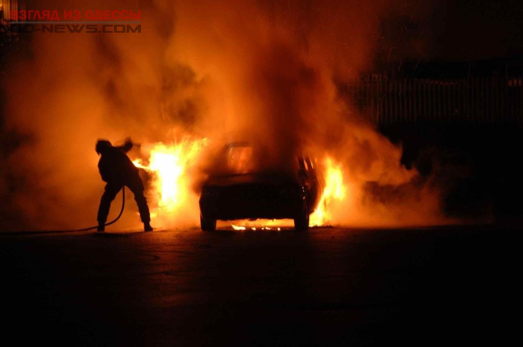 В Одессе на ходу горел автомобиль (видео)