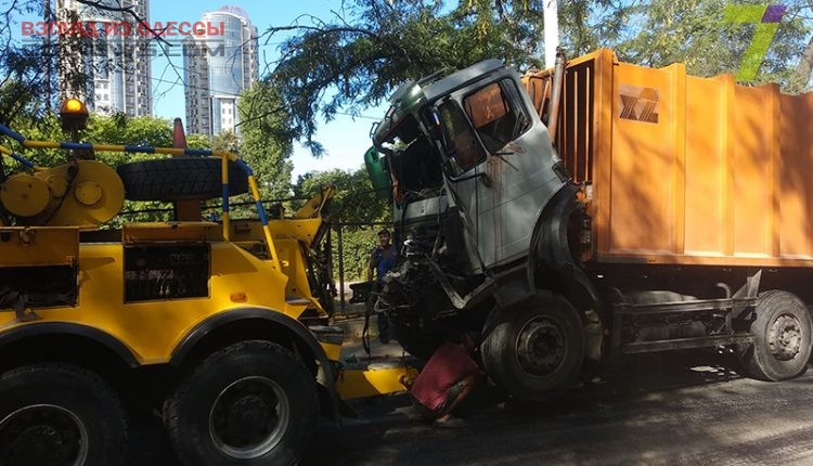 В Одессе произошла авария с участием мусоровоза