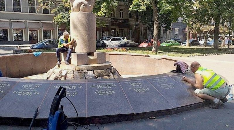 В Одессе памятники начали защищать от вандалов