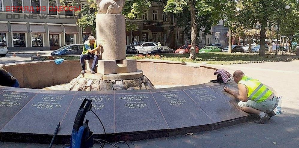 В Одессе памятники начали защищать от вандалов