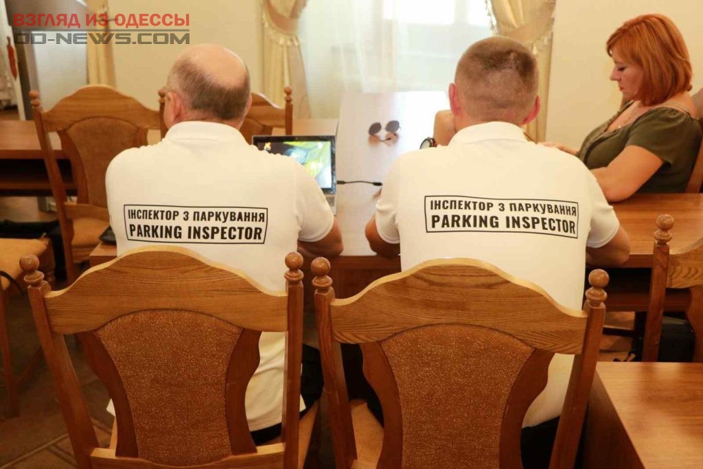 В Одессе представили инспекторов парковки: пока их трое