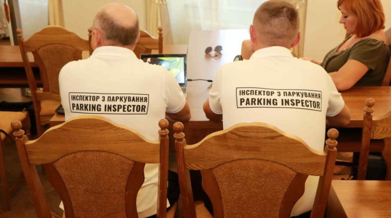 В Одессе представили инспекторов парковки: пока их трое