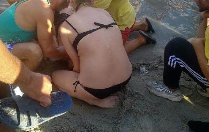 Спасенный на одесском пляже парень скончался в больнице
