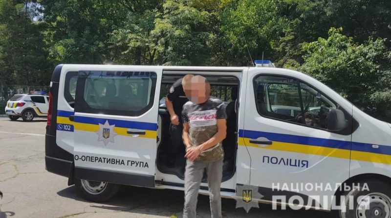 В Одессе мужчина напал с ножом на проживающих у него гостей
