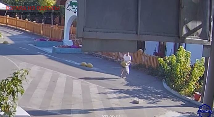 Непонятное похищение: одессит украл бетонную сферу около ресторана