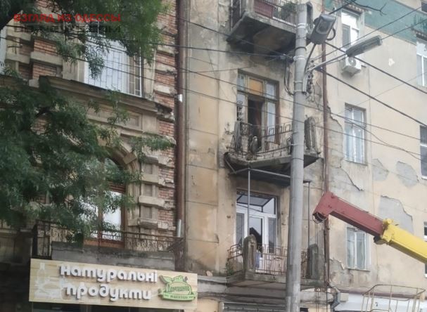 В Одессе рухнул балкон с жилого дома