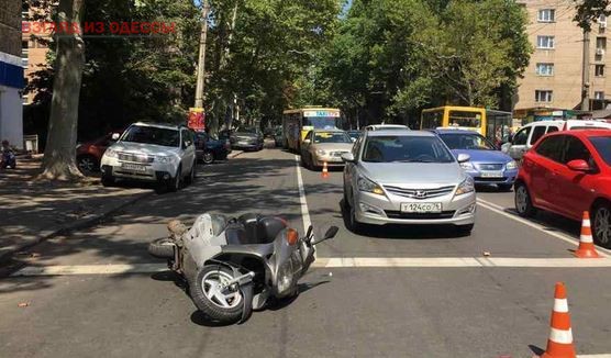 В Одессе мопедист с ребёнком попали в ДТП