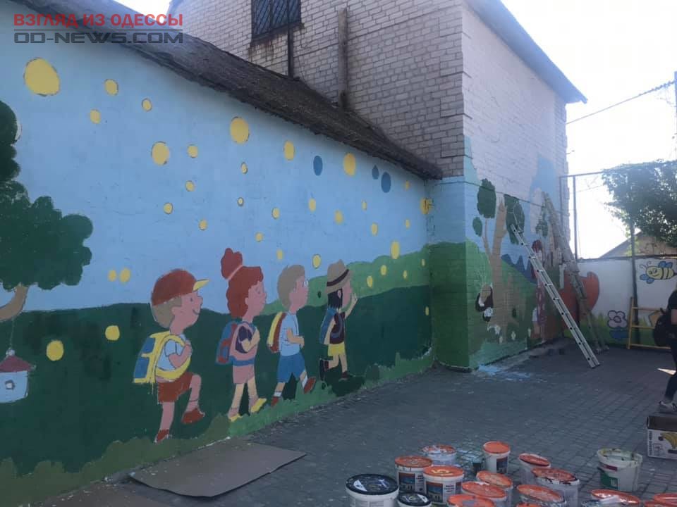 В Одессе дети из интерната создали красочный стрит-арт