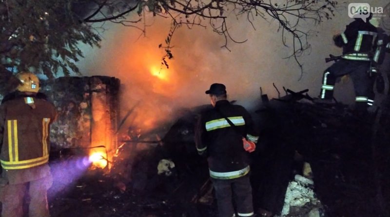 В Одессе сгорел «дом» бездомных и автомобиль