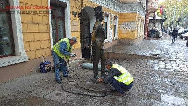 Стоять и стоять: в Одессе укрепили основание памятника Пушкину