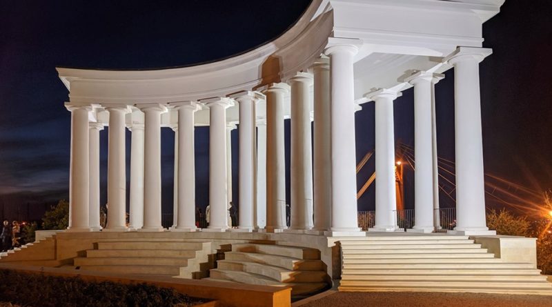 Одесская колоннада продержалась не долго: уже появились рисунки